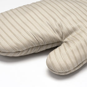 Beneno beige oven mitts blend with any kitchen decor