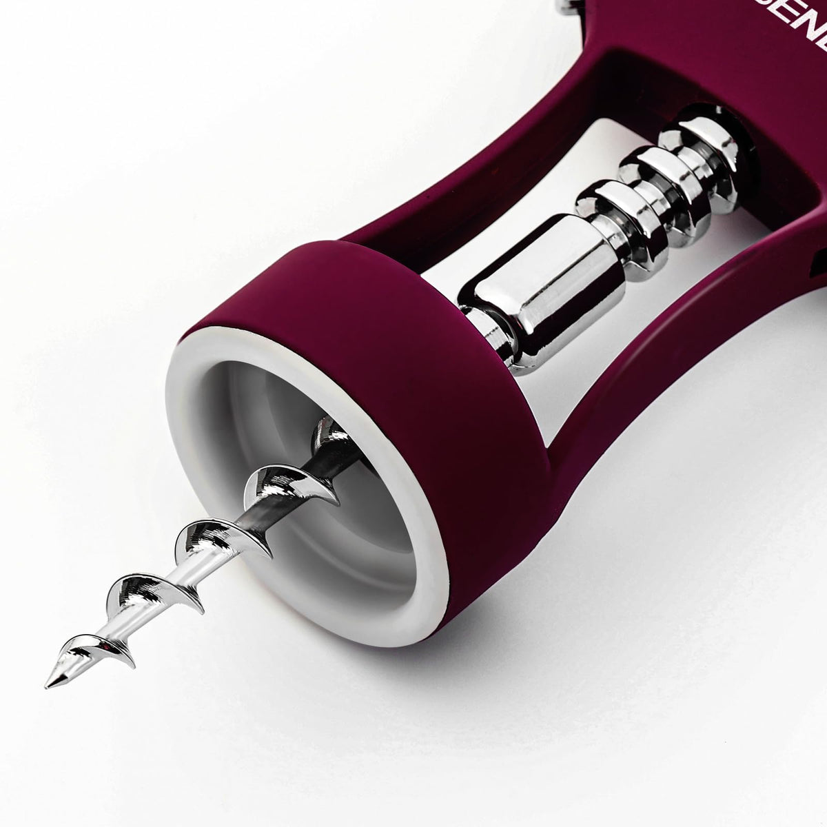 Beneno center gear keeps cork aligned for smooth, mess-free extraction