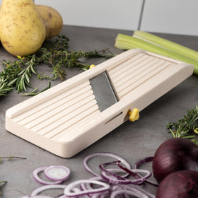 Benriner interchangeable blades offer fine to coarse julienne options.