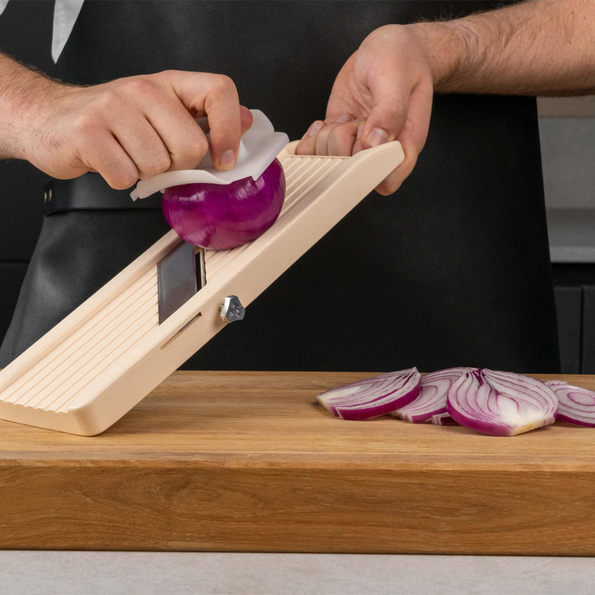 Lightweight Benriner plastic body for comfortable, everyday use in the kitchen.