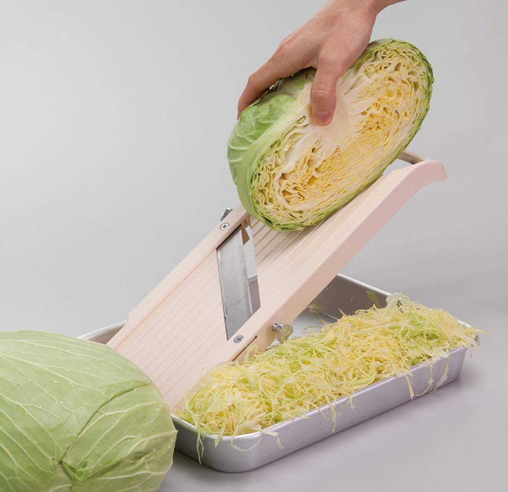 Benriner madoline hand guard demonstrates safe slicing