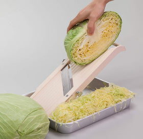 Benriner madoline hand guard demonstrates safe slicing