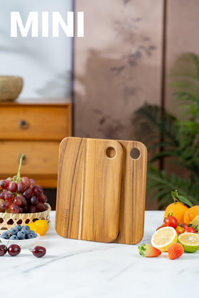Berkvee teak board with pre-oiled finish, ready for use.