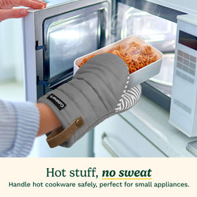 Best Brands Cuisinart mini oven mitts with non-slip silicone provide a secure grip.