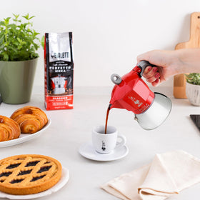 On-hob usage visualization of Bialetti Moka Induction in red