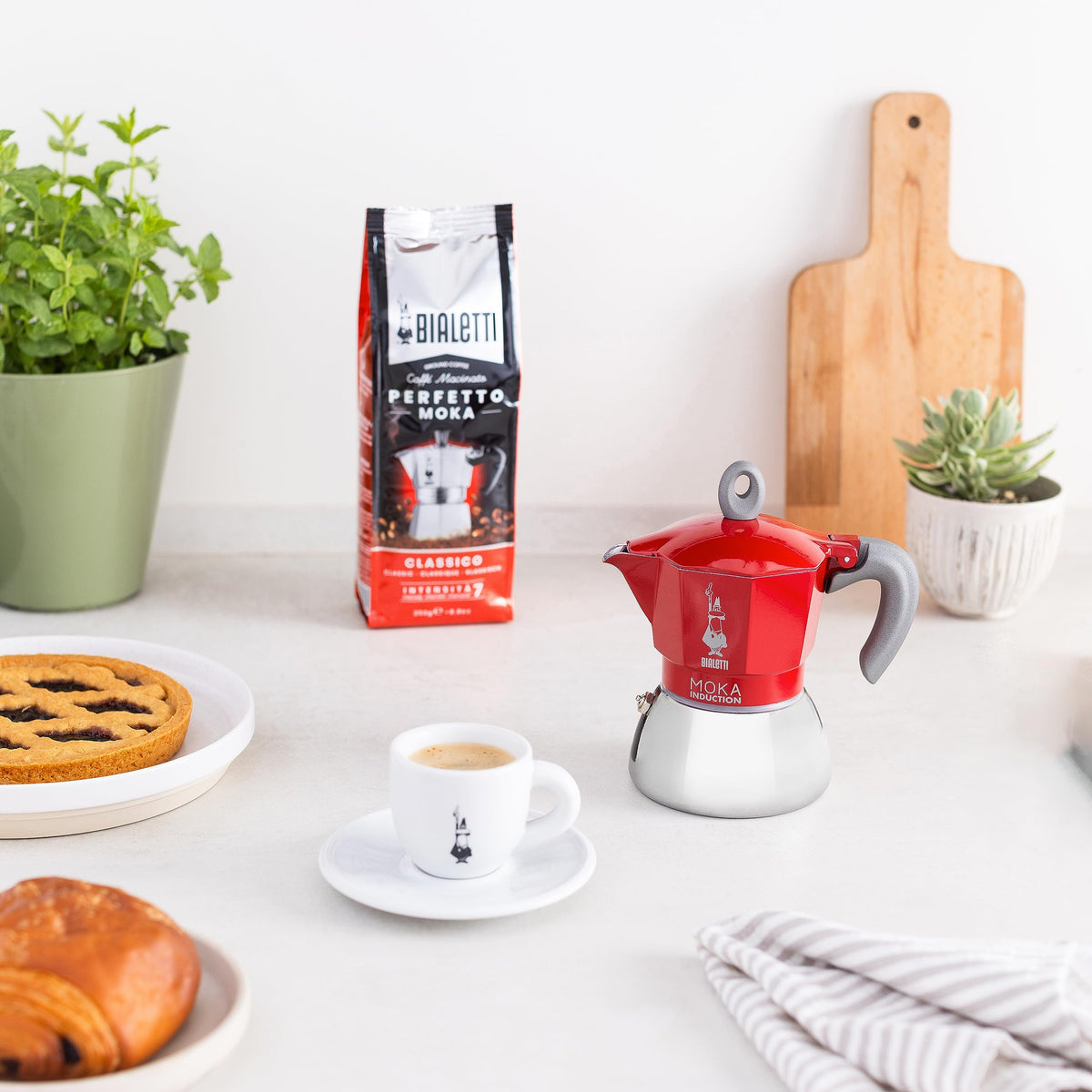 Stovetop-ready assembly of Bialetti Moka Induction with ergonomic handle