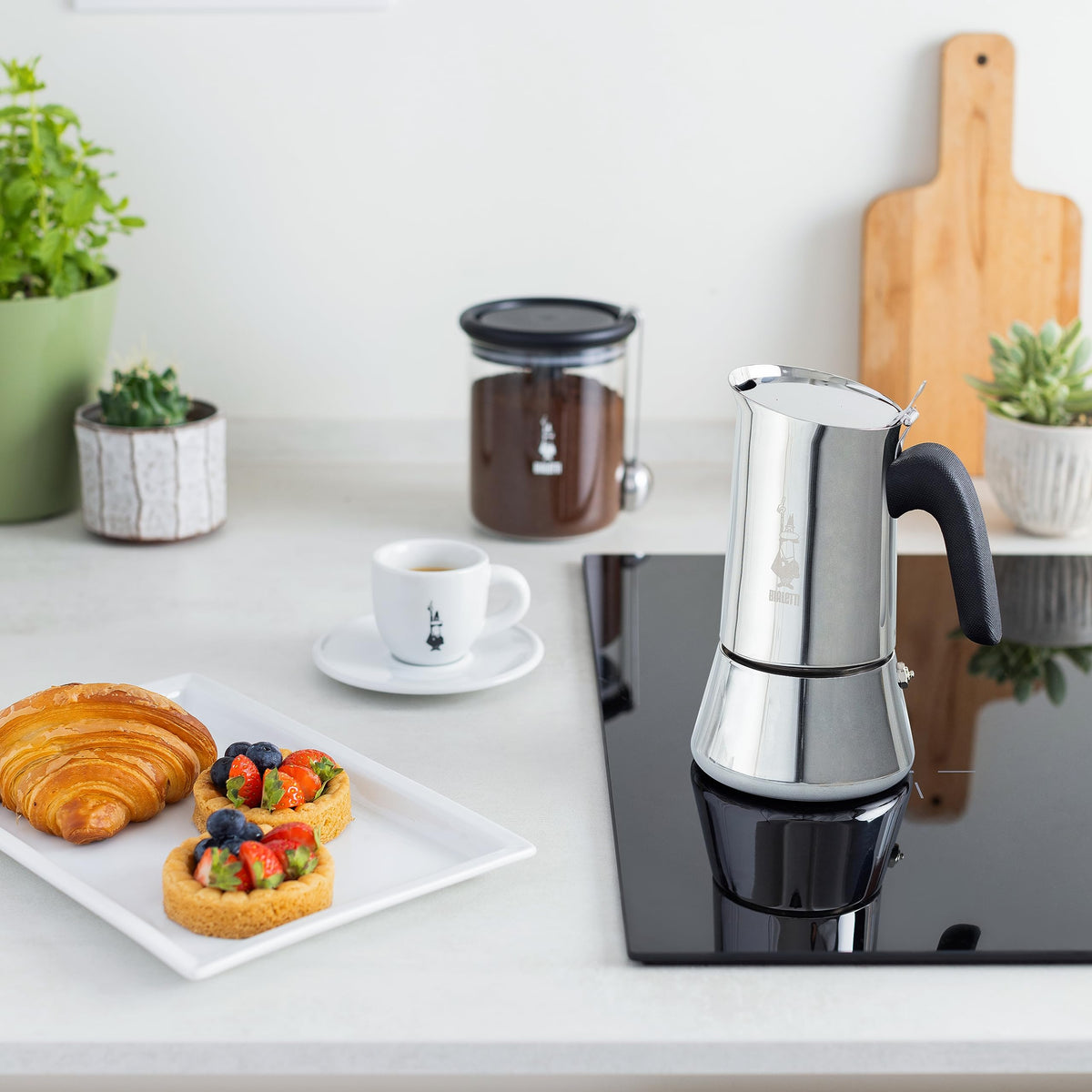 Bialetti Venus ergonomic contoured handle ensures a comfortable grip