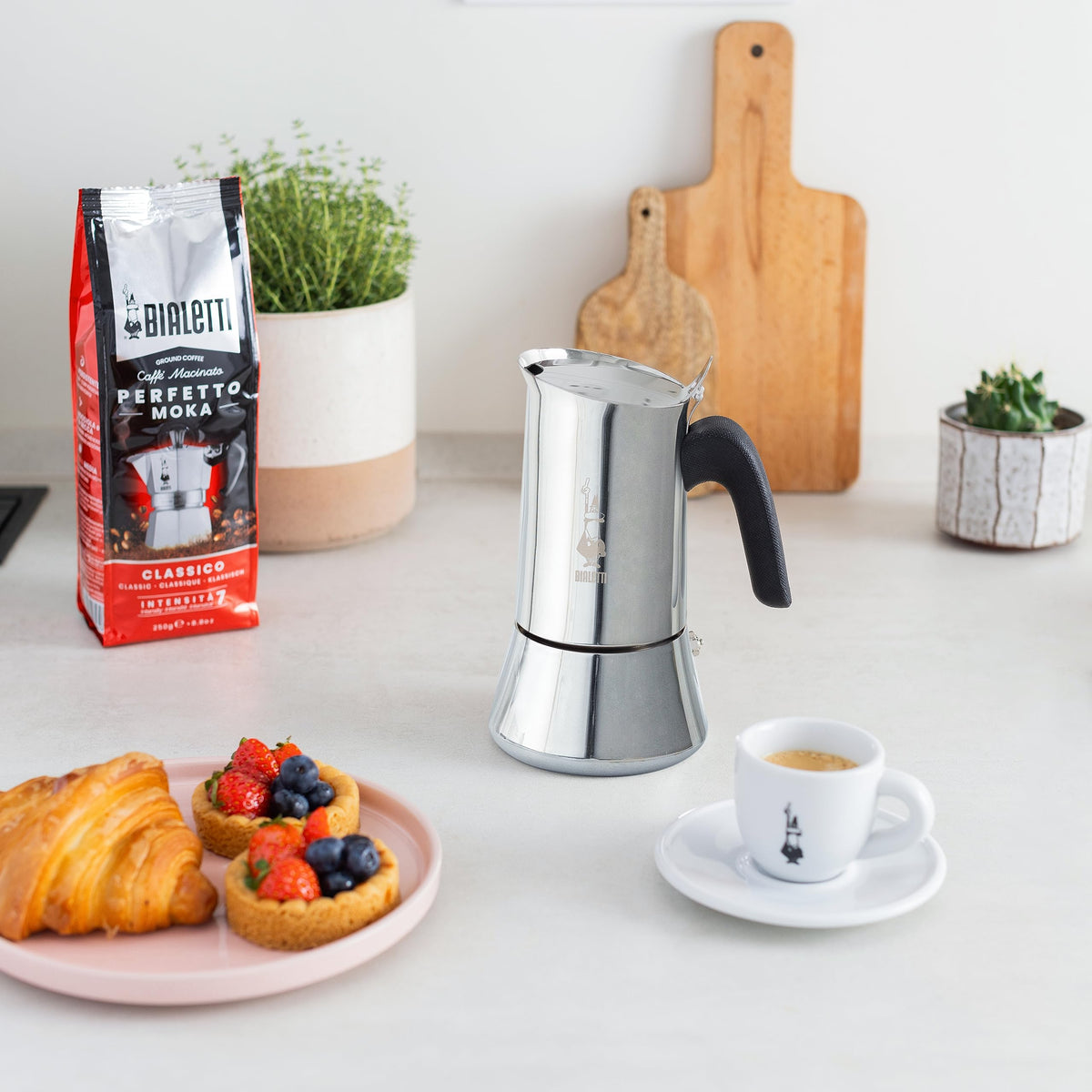 Bialetti Venus side view reveals elegant proportions and ergonomic handle.
