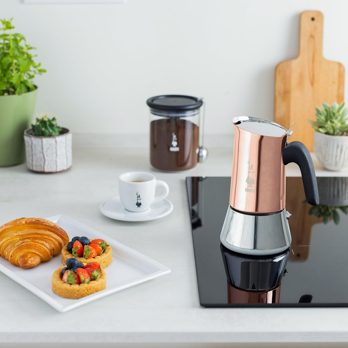 Bialetti Venus stovetop side view highlights sleek design and easy operation for quick coffee.