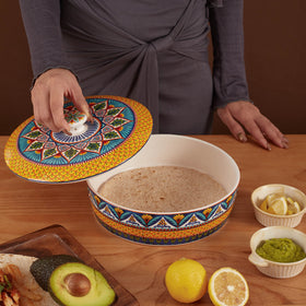 Bico Havana warmer with lid handle provides easy serving.