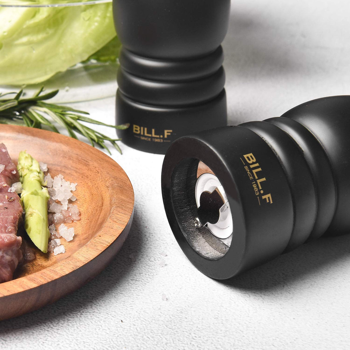 billf adjustable grind setting knob enables coarser or finer spice control.