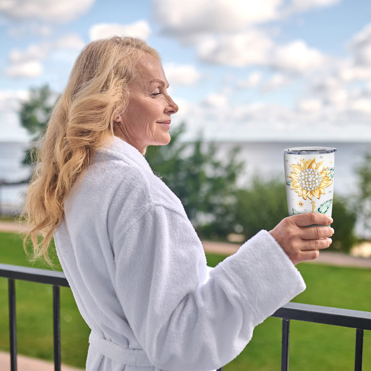 Biomlon premium stainless steel with double-wall insulation preserves beverage temperature.
