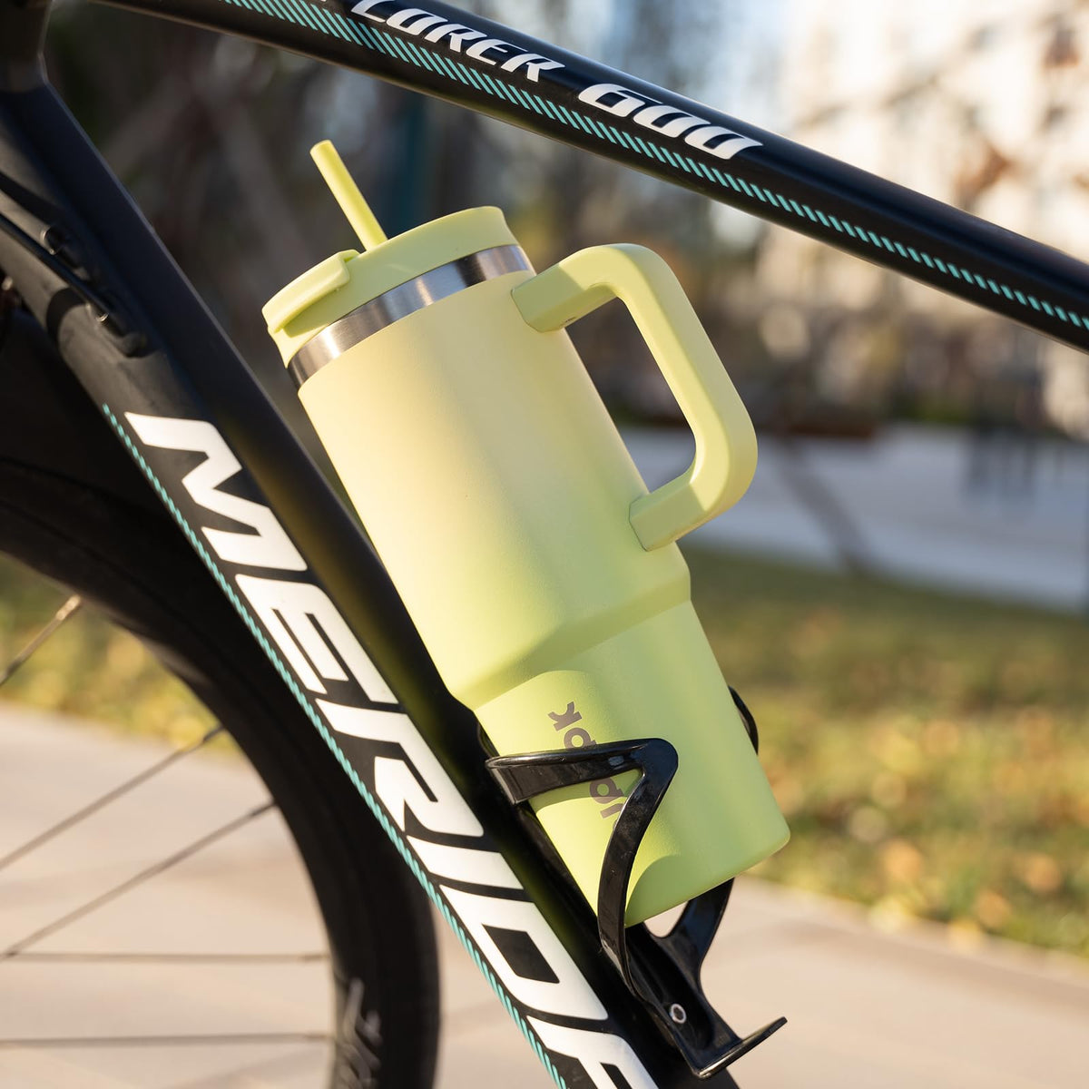 BJPKPK Laguna 40 oz tumbler makes a thoughtful gift for travelers.