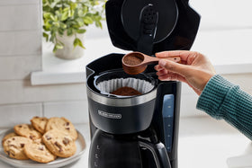 BLACK+DECKER 12-Cup coffee maker keep-warm plate preserves heat after brewing