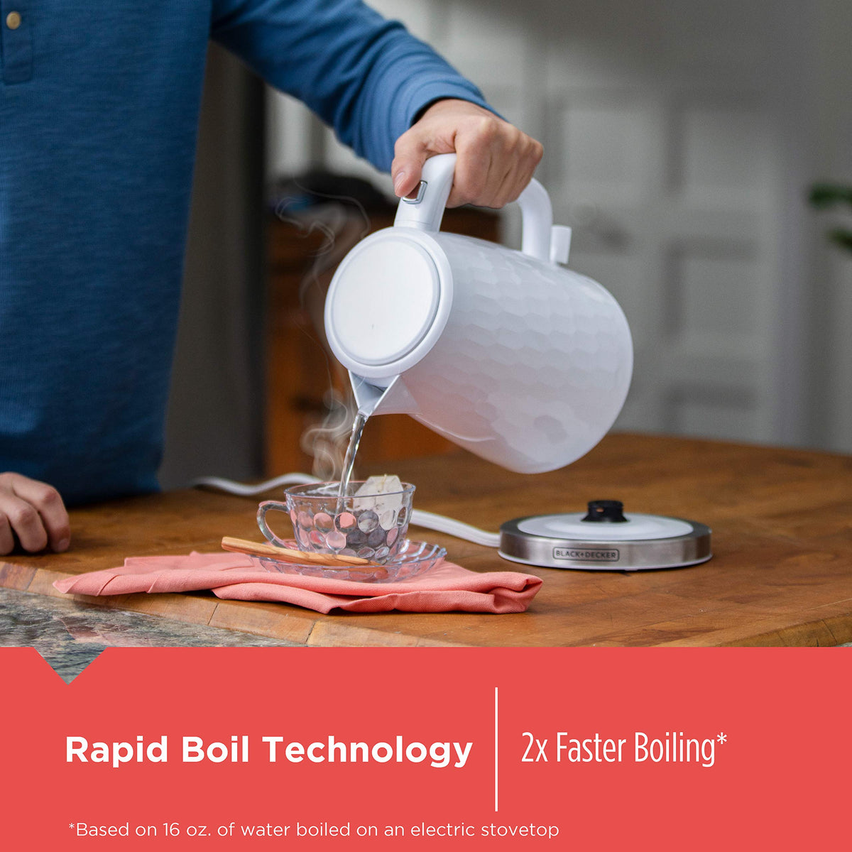 BLACK+DECKER KE1560W 360-degree base enables cord-free pouring from any angle.