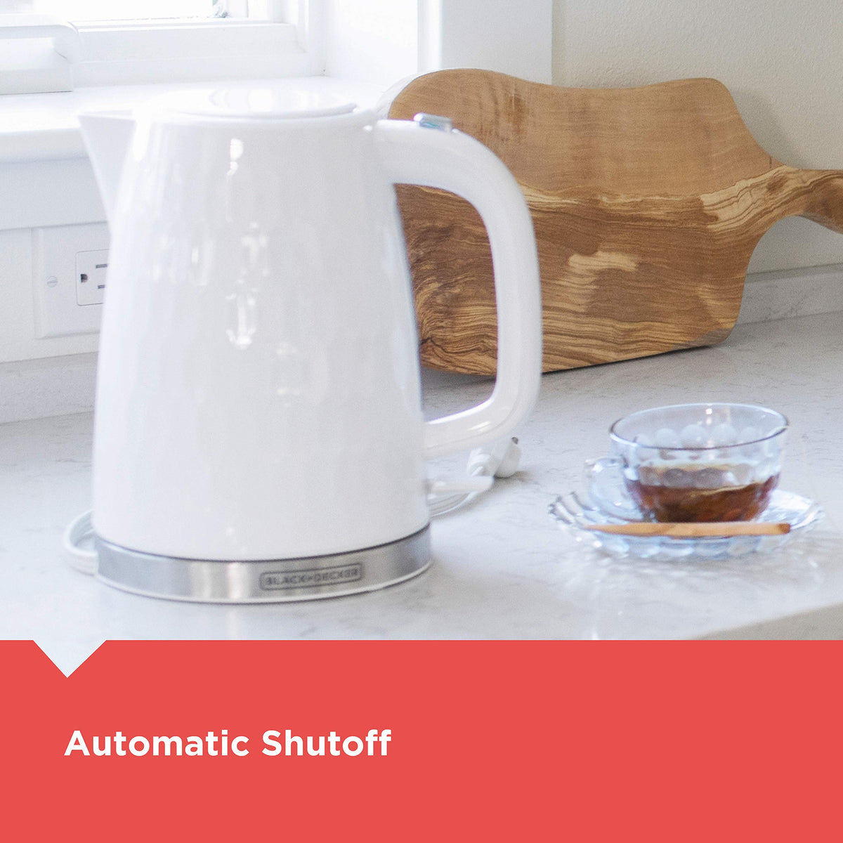 BLACK+DECKER KE1560W removable anti-scale filter keeps beverages clean.