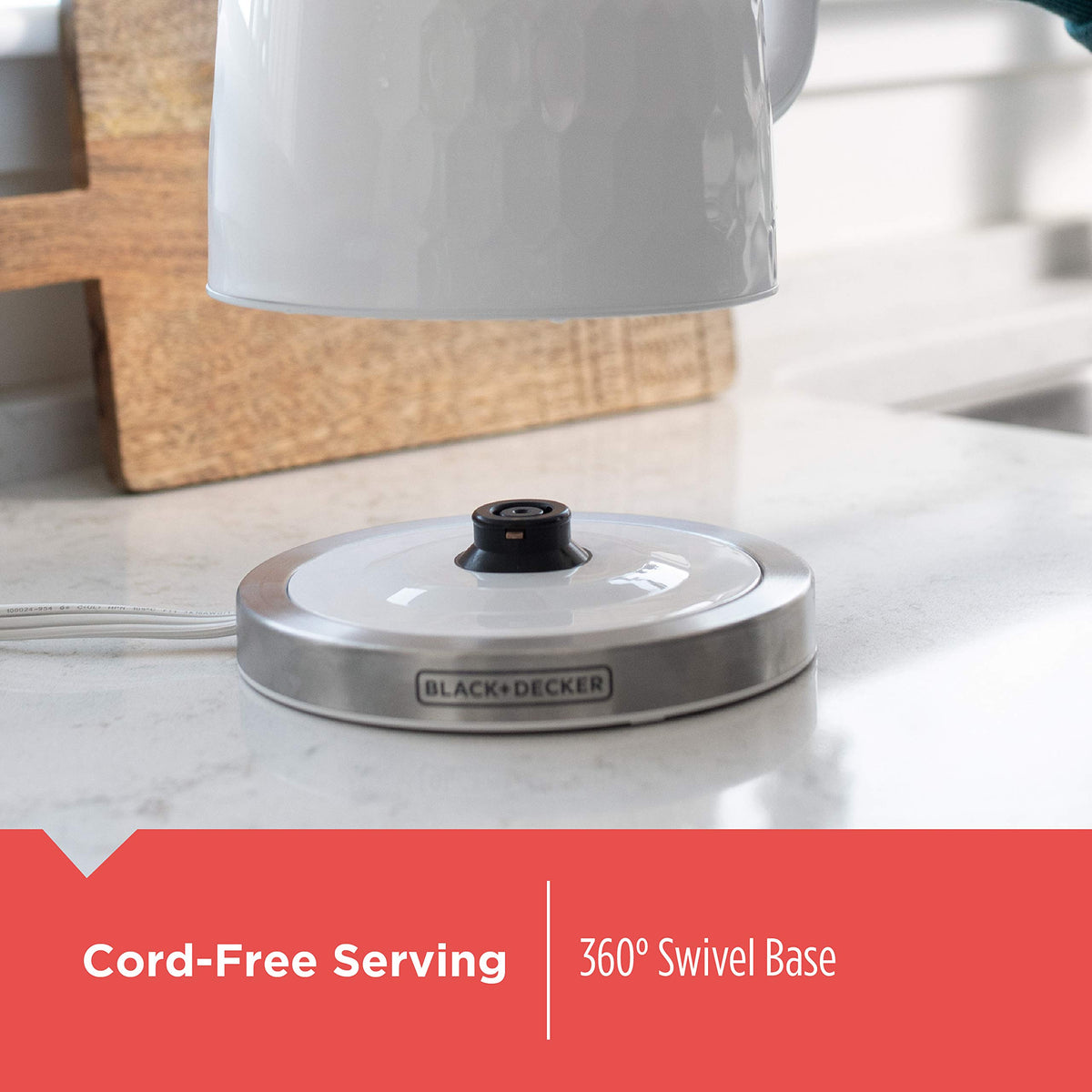 BLACK+DECKER KE1560W safety locking lid to prevent spills.