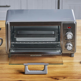 BLACK+DECKER removable crumb tray and bake pan for easy cleanup