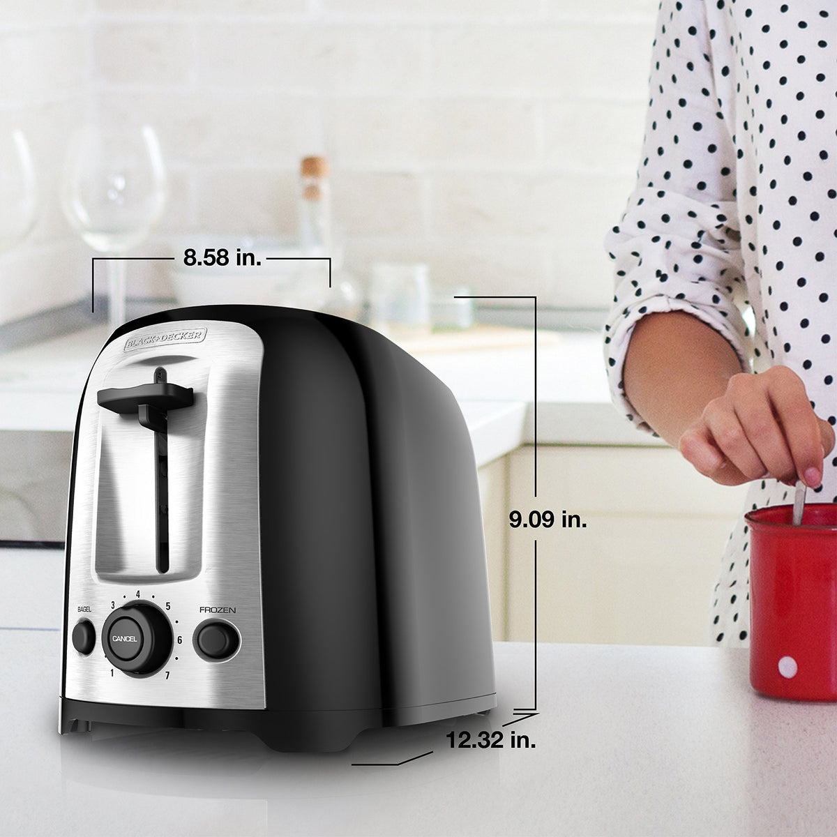 BLACK+DECKER TR1278BD 850-watt toaster for quick toasting.