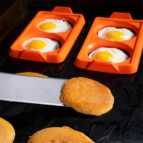 BLACKSTONE 5600 nonstick silicone rings prevent sticking during breakfast prep.