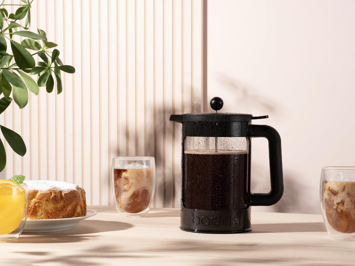 Bodum 51oz cold brew coffee maker side view shows locking system and spill protection.