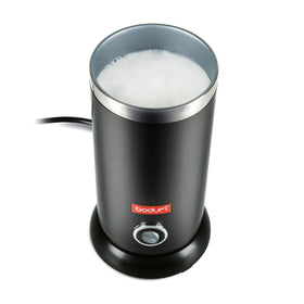 Bodum Bistro milk frother serving scene shows single-cup heating for quick cafe-style drinks