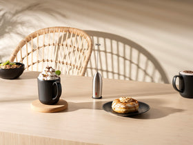 Bodum Schiuma cafe-style foam in a mug demonstration.