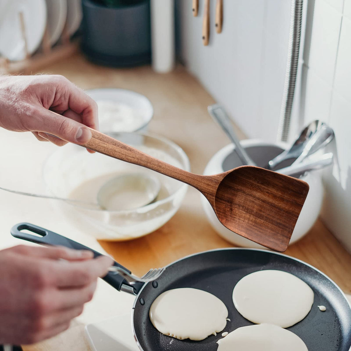 BOKALAKA easy-clean hanging loop keeps utensils organized