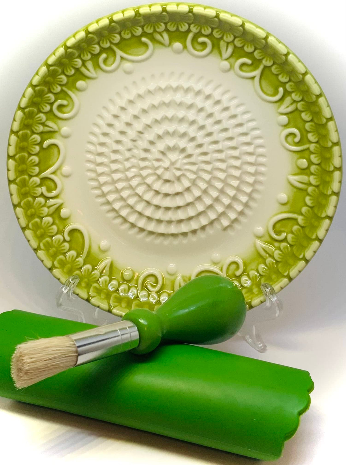 BonCera display stand showcasing the green embossed design of the 4-piece set.