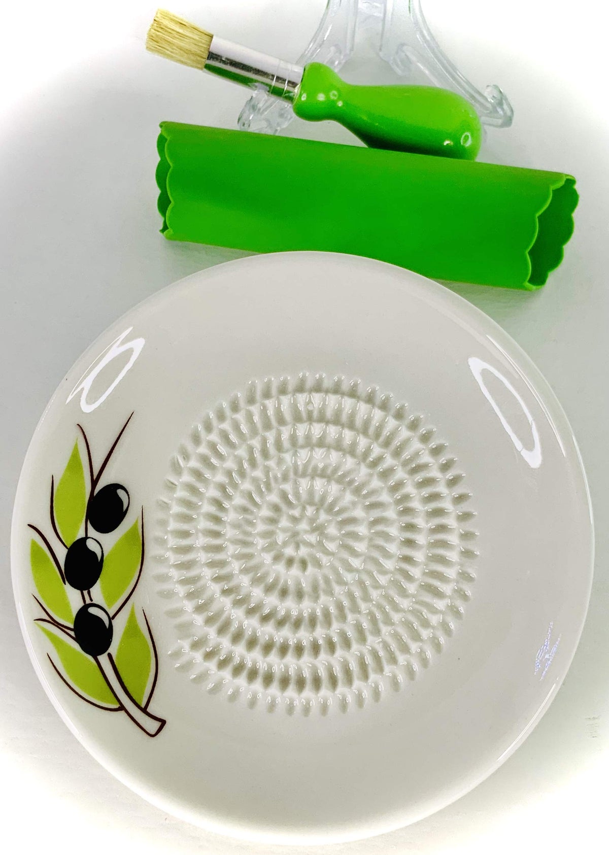BonCera olive-design plate adds style to any kitchen.