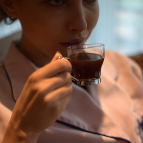 Bormioli Rocco Verdi espresso cups with dishwasher-safe handle for easy cleaning.