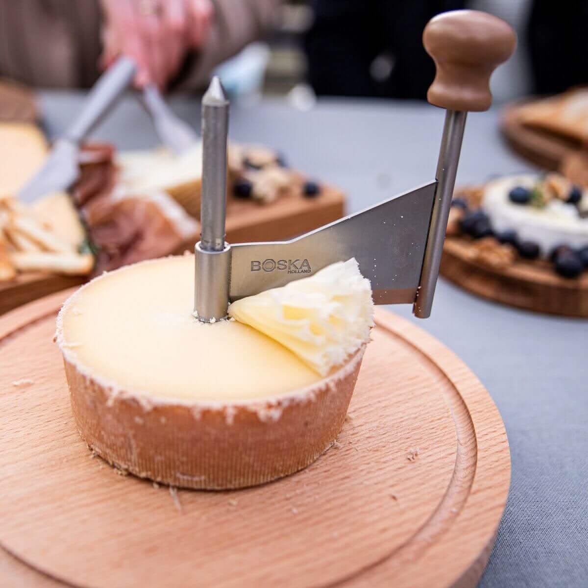 BOSKA Amigo beech wood curler features natural grain ideal for rustic table presentation.