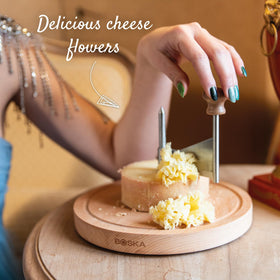 Tray with grip pins on BOSKA Amigo curler stabilizes cheese