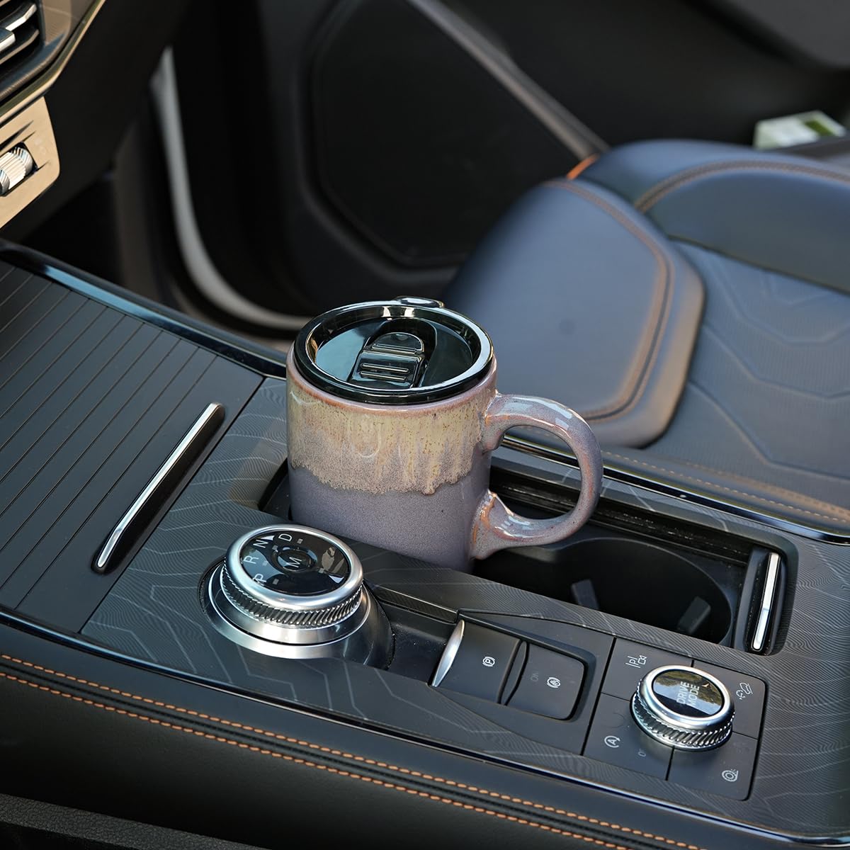 Lid open on Bosmarlin mug, highlighting sip-friendly design and splash protection.