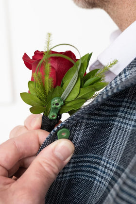 BoutStix boutonniere setup demonstrates magnets for easy placement.