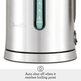 Breville BKE700BSS ergonomic handle for comfortable use and precise pouring