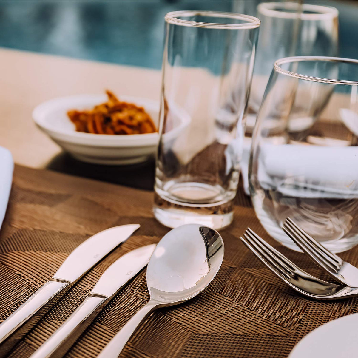 Brightown ergonomic size and weight for comfortable dining and easy handling