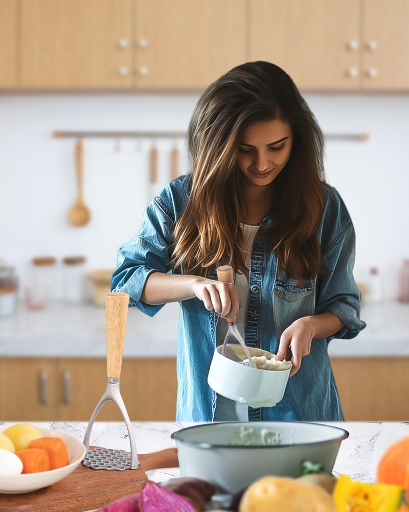 Brigii ergonomic oak handle offers comfortable, fatigue-free mashing sessions.