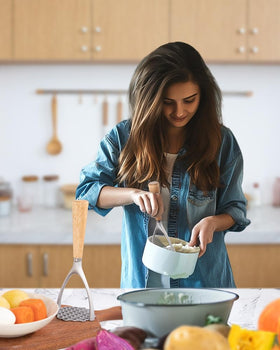 Brigii ergonomic oak handle offers comfortable, fatigue-free mashing sessions.