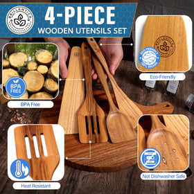 Brillantica slotted spatula in natural wood for draining sauces.