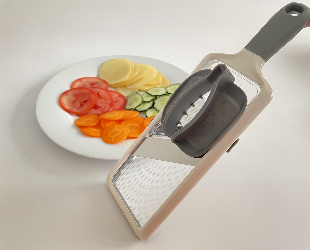 Brvnpily Handheld Mandoline foldable design enables compact storage after cooking.