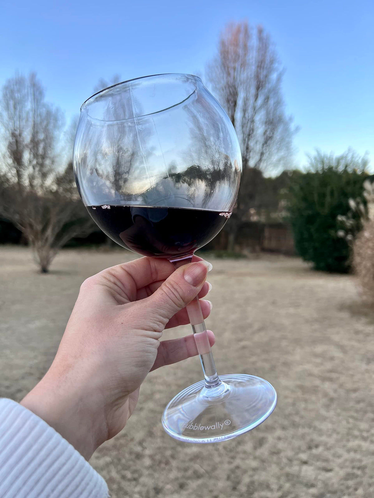 BubbleWally high-clarity beach wine glasses on sunny days