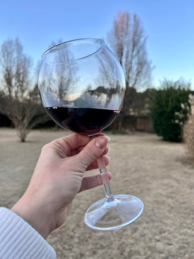 BubbleWally high-clarity beach wine glasses on sunny days