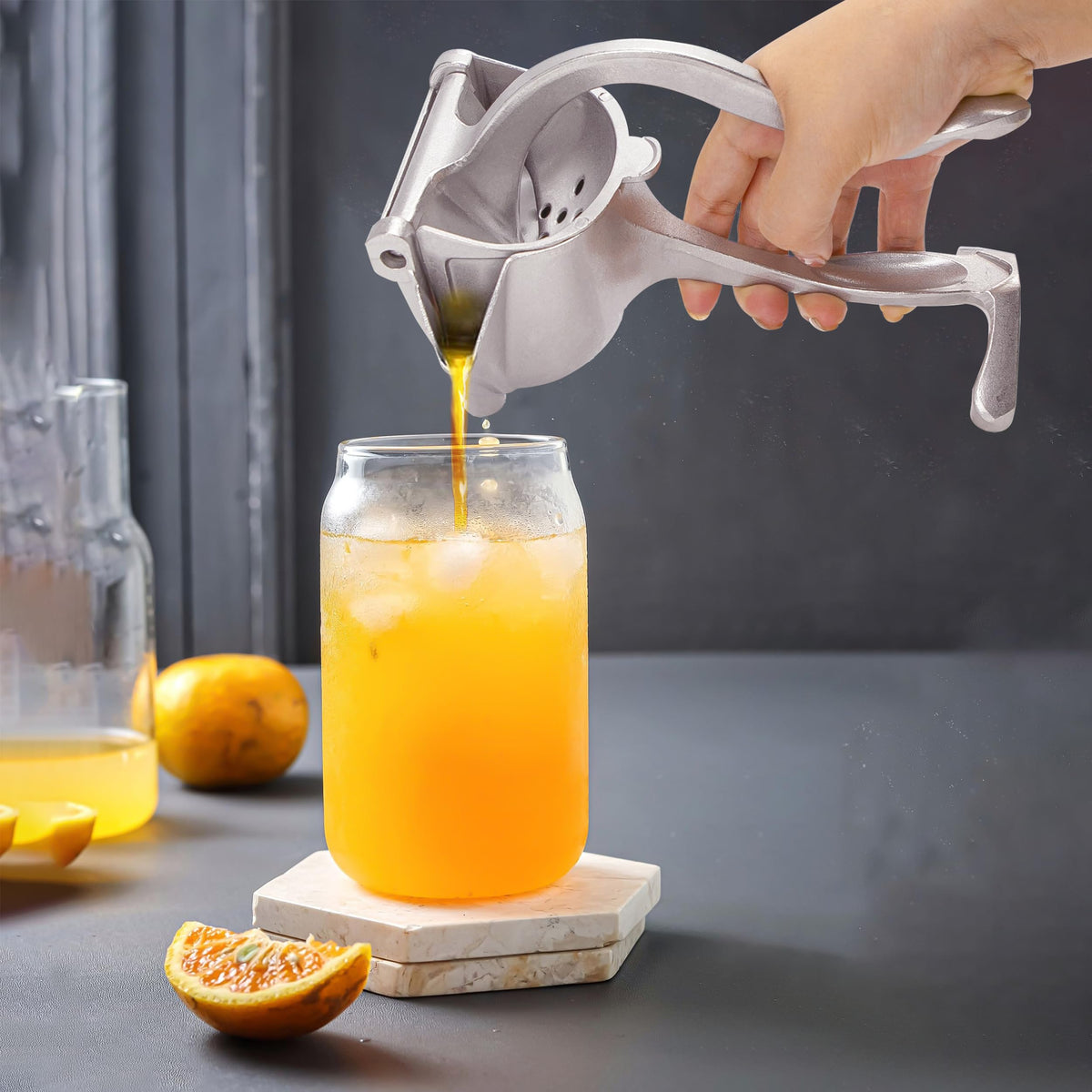 BuleVina Bar Juicer ergonomic handle enables comfortable squeezing.