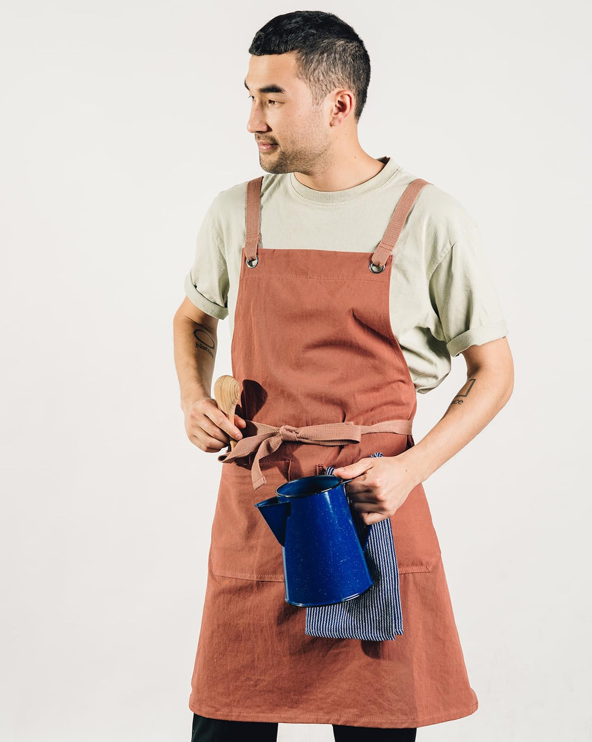 Caldo Crossback apron two pockets keeps tools close for efficient cooking and service.