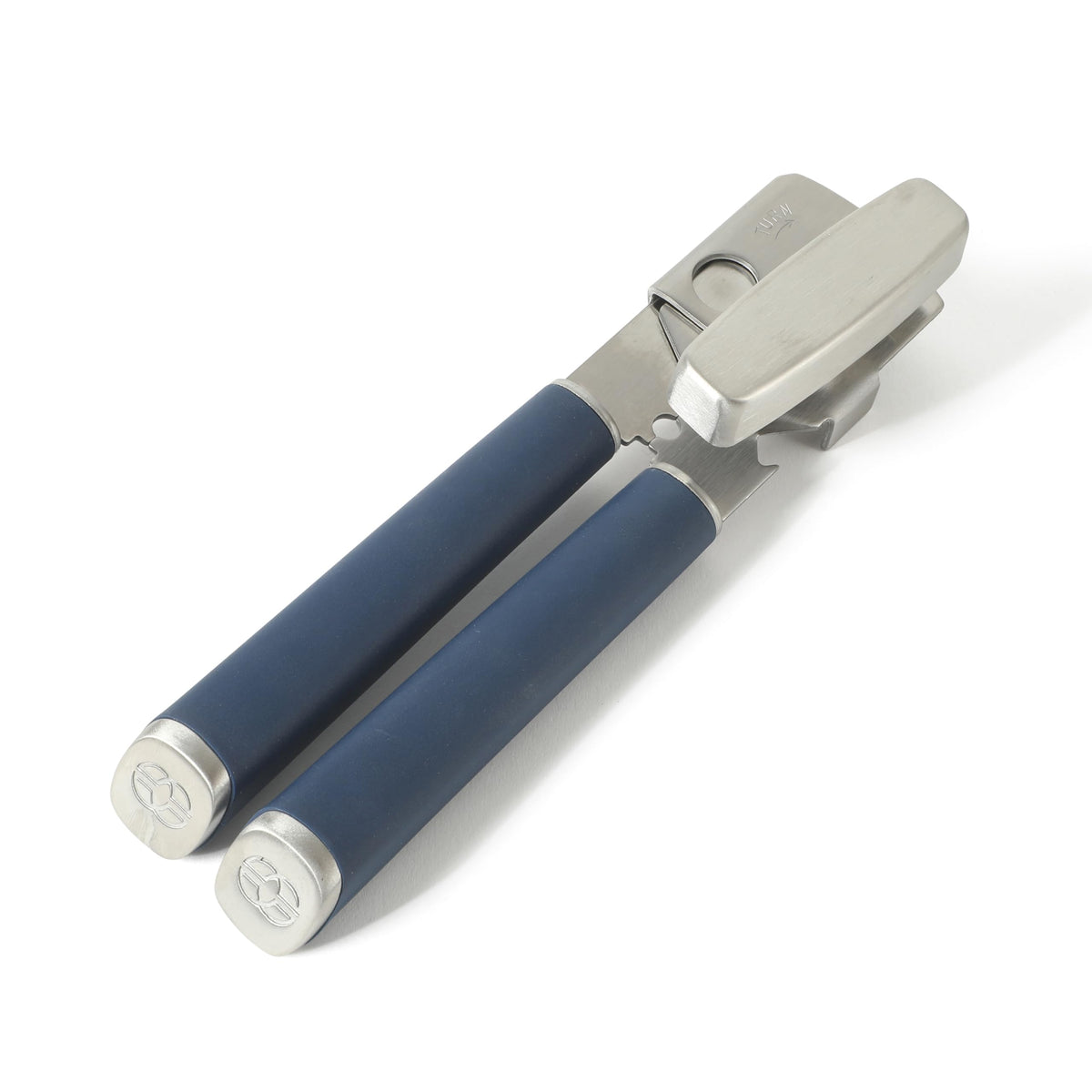 Calphalon Edge non-slip handle offers a comfortable grip during use.
