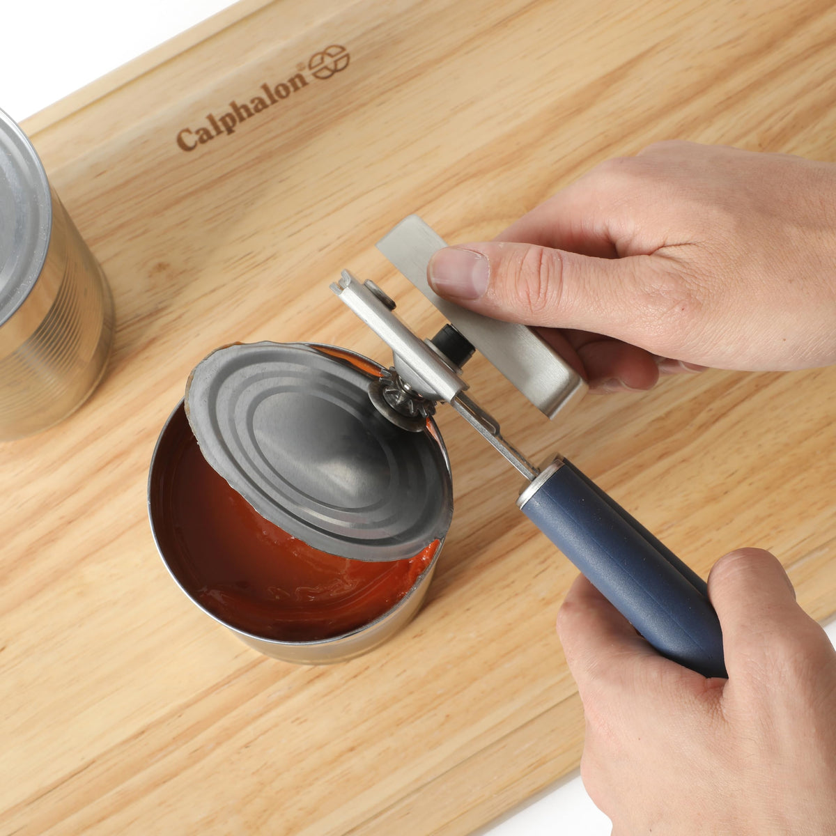 Calphalon Edge stainless steel blade opens cans of various sizes smoothly.