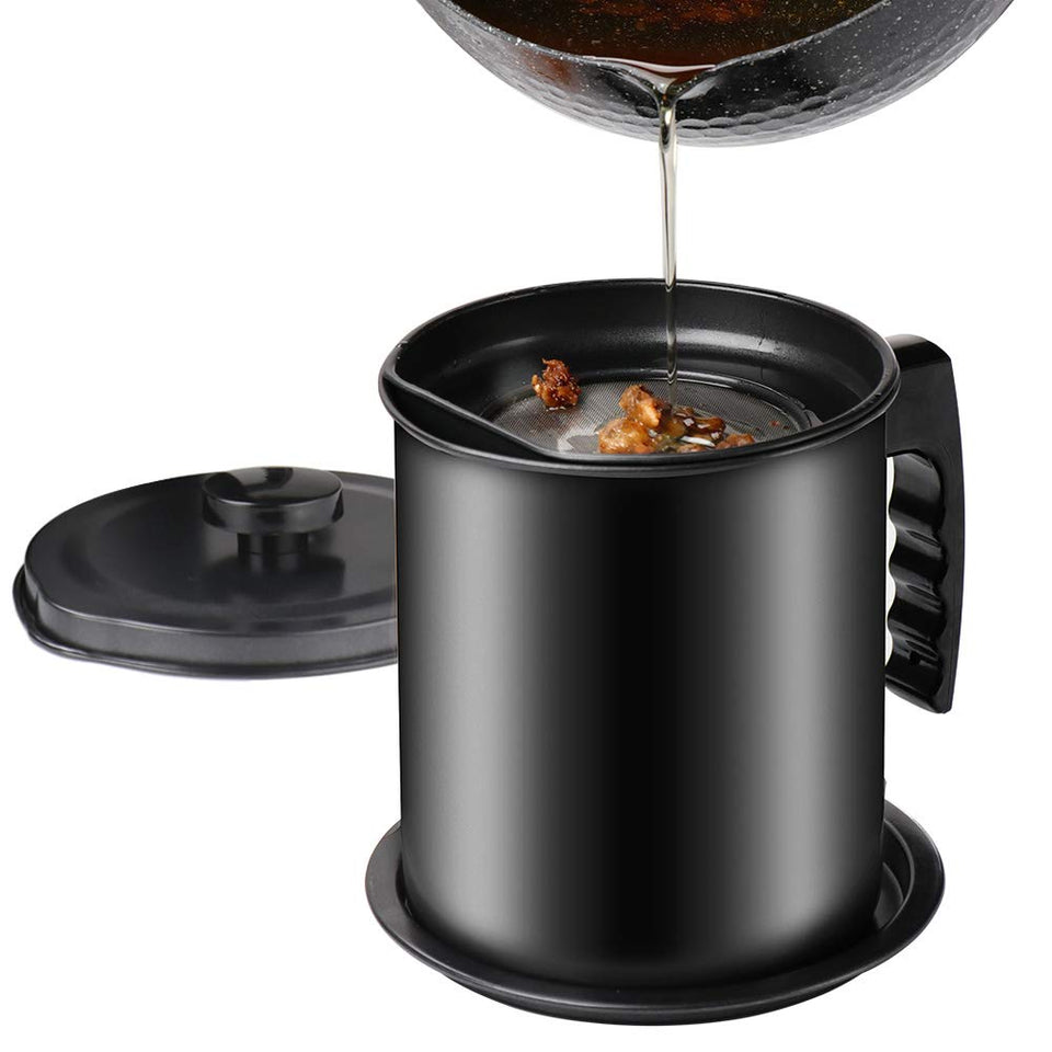 Cambom bacon grease container with lid keeps kitchen oil clean and dust-free.