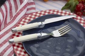 Cambridge Jubilee beige handle close-up shows ergonomic grip.