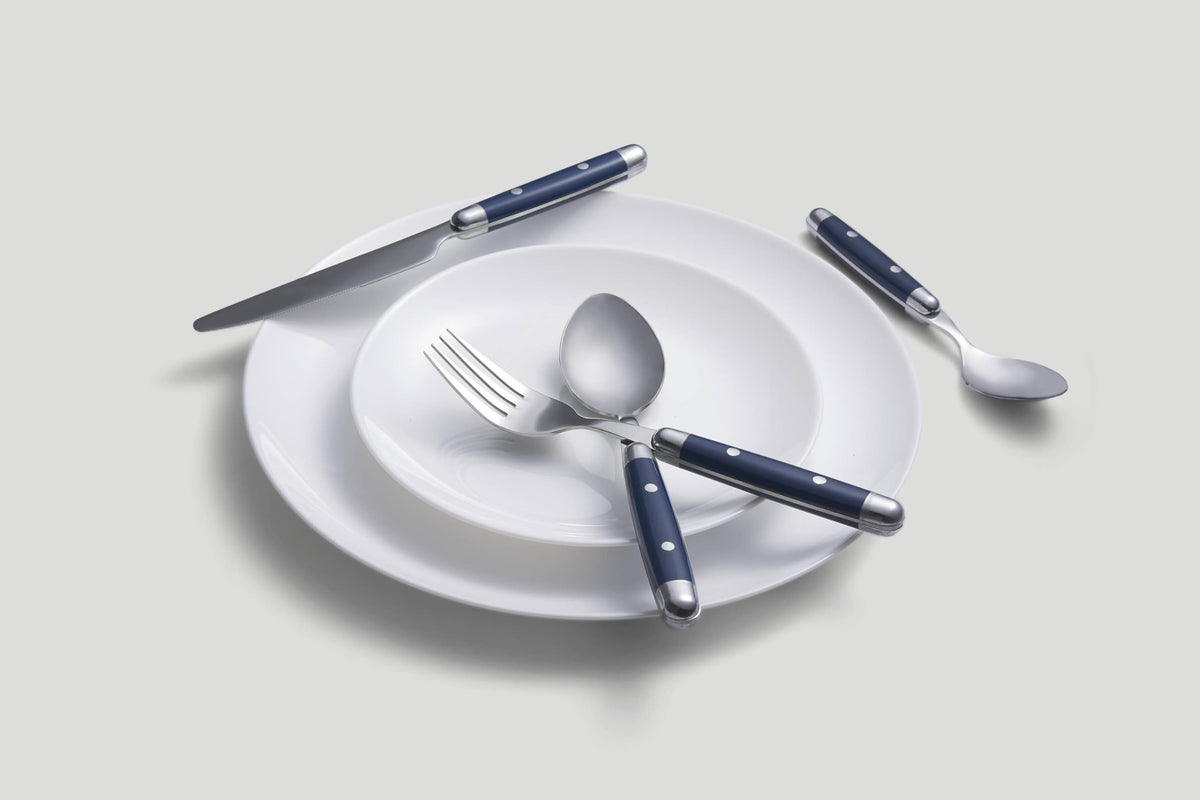 Cambridge Jubilee Blue soupspoon balances smooth edges with versatile use.